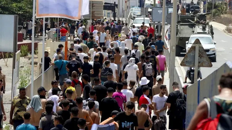 Tłum ludzi. Nielegalni imigranci w Hiszpanii