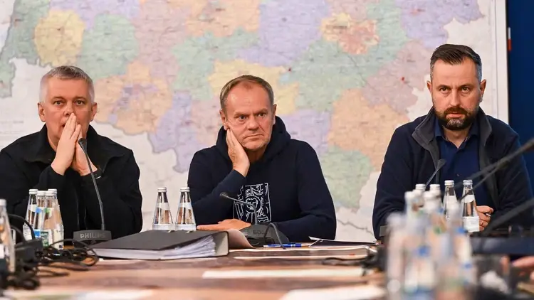 Donald Tusk podczas narady ogólnopolskiego sztabu kryzysowego we Wrocławiu