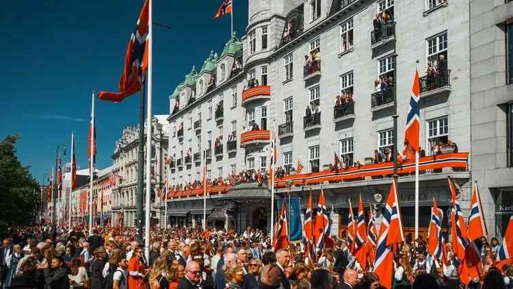 mieszkańcy norwegii podczas marszu z flagami