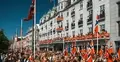 mieszkańcy norwegii podczas marszu z flagami