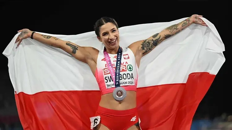 Ewa Swoboda cieszy się ze srebrnego medalu po finałowym biegu na 100 m