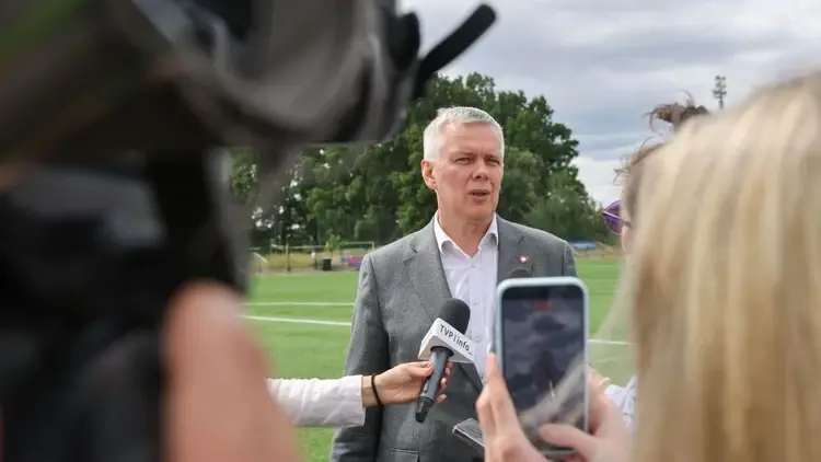 Tomasz siemoniak z dziennikarzami