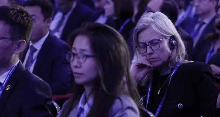 ludzie słuchający konferencji