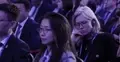 ludzie słuchający konferencji 