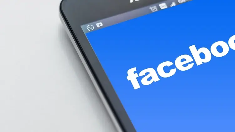 smartphone z aplikacją Facebooka