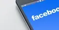 smartphone z aplikacją Facebooka