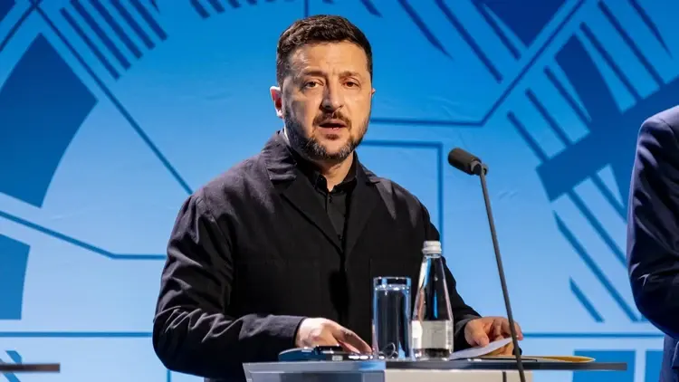 Wołodymyr Zełenski przemawia na konferencji do mikrofonu