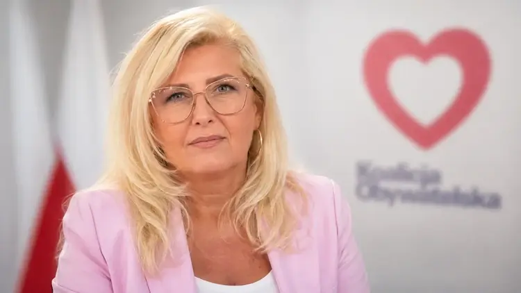 Anna Konieczyńska na tle logo Koalicji Obywatelskiej
