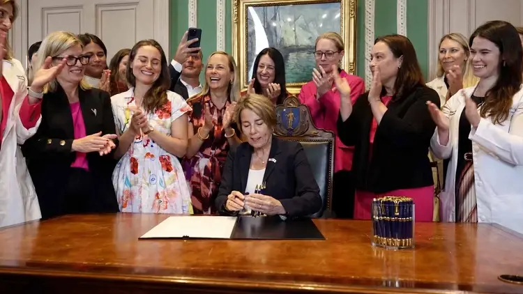 Gubernator Maura Healey podpisała ustawę zezwalającą na aborcję w dowolnym momencie ciąży