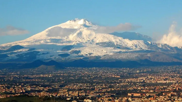 Tysiące turystów z utrudnieniami. Etna paraliżuje lotnisko na Sycylii