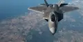 Amerykański myśliwiec F-22 w powietrzu. W tle ziemia