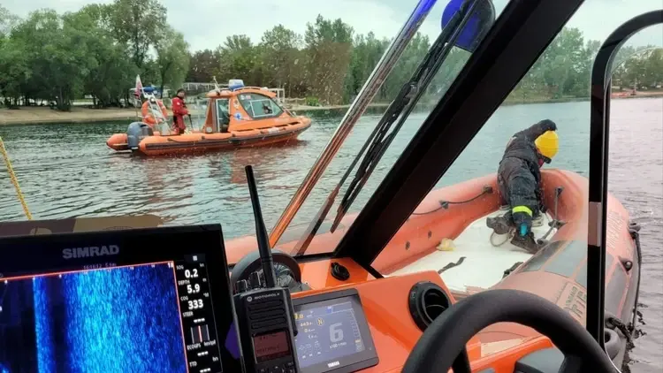 łodzie i pontony WOPR na jeziorze