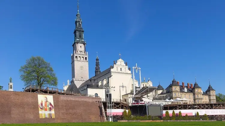 jasnogórskie wały i widok na bazylikę