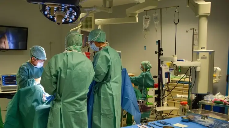 szpital personel przy operacji