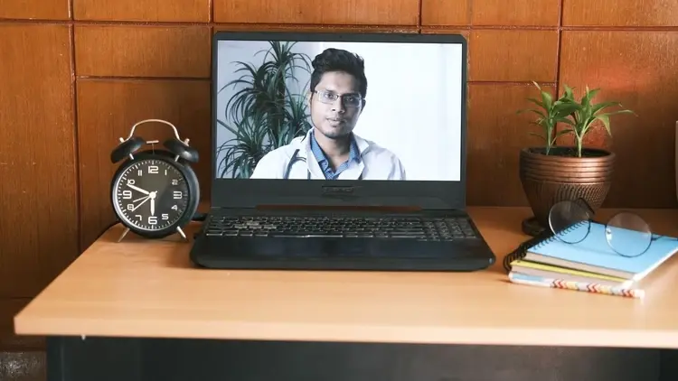 laptop z lekarzem na ekranie