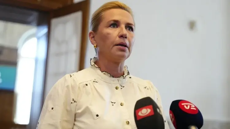 Mette Frederiksen rozmawia z dziennikarzami