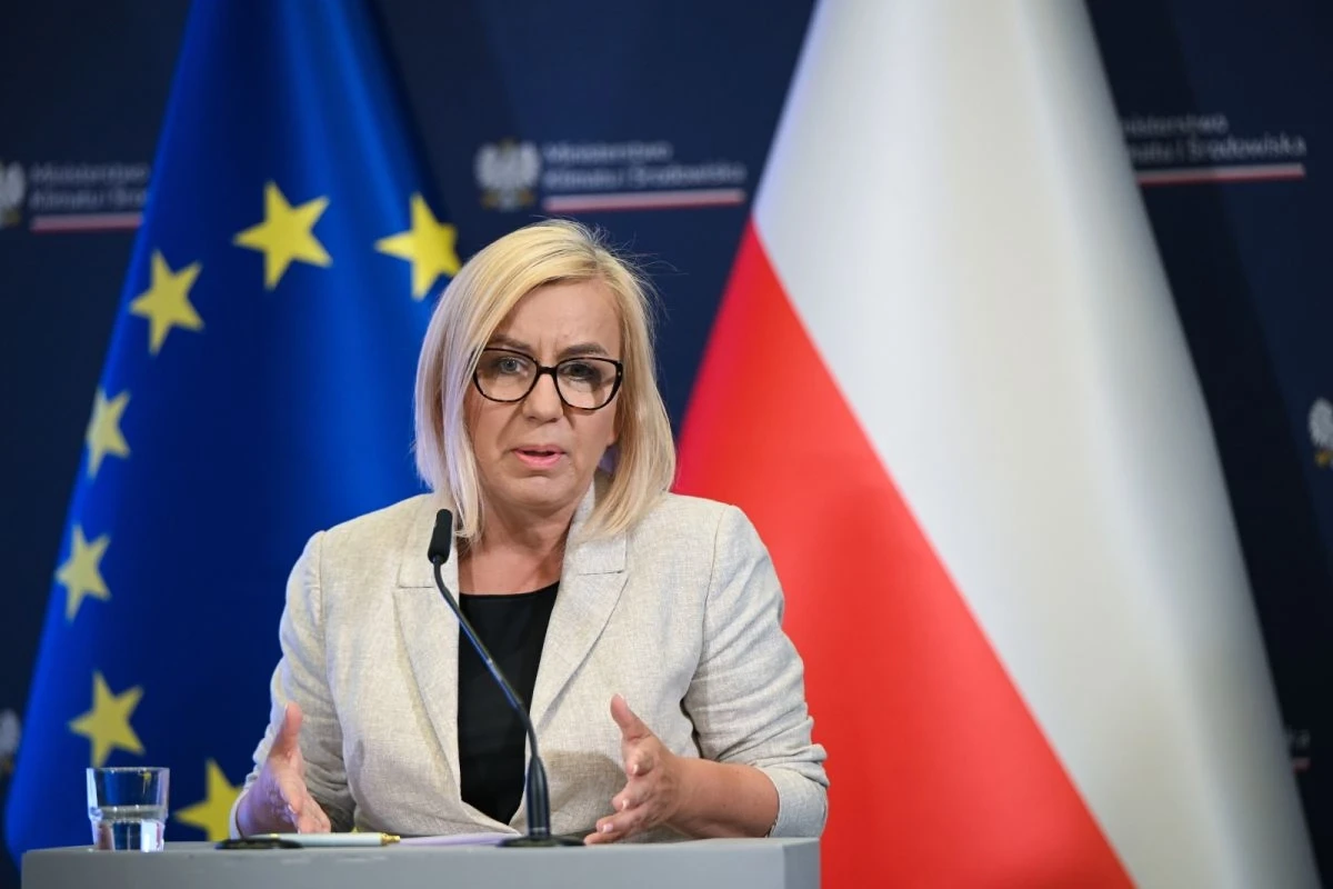 Hennig-Kloska nieugięta ws. butelkomatów. "Na naszych oczach tworzy się nowa gałąź gospodarki"
