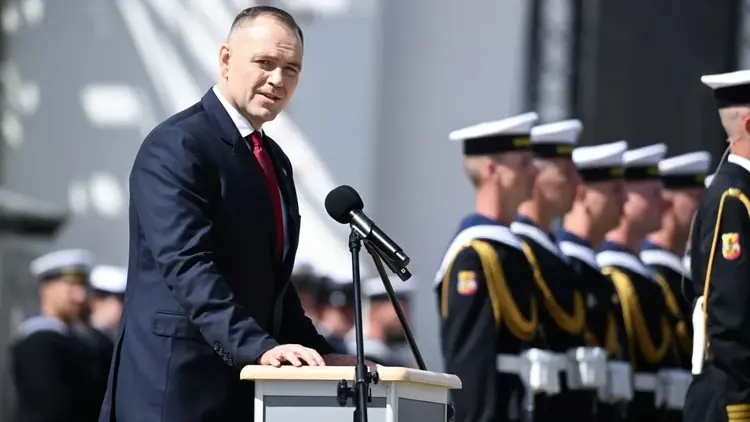 Karol Nawrocki z wojskiem polskim