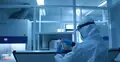 pracownik laboratorium w stroju ochronnym 