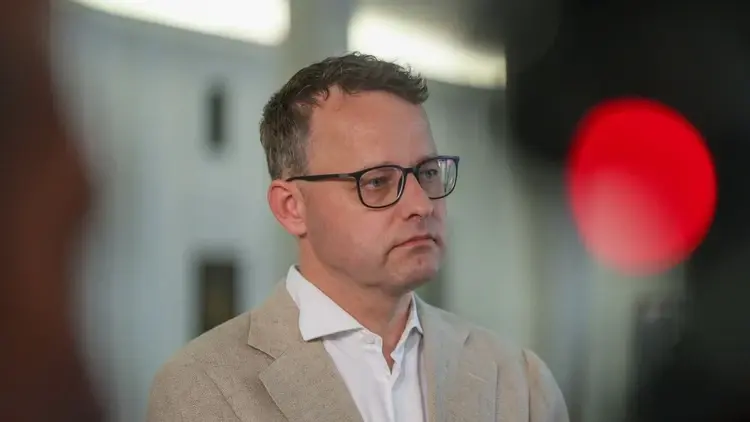 Marcin Romanowski w budynku sądu