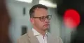Marcin Romanowski w budynku sądu