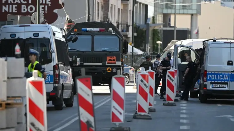 Akcja saperów przy skrzyżowaniu ulic Grzybowskiej i Żelaznej w Warszawie