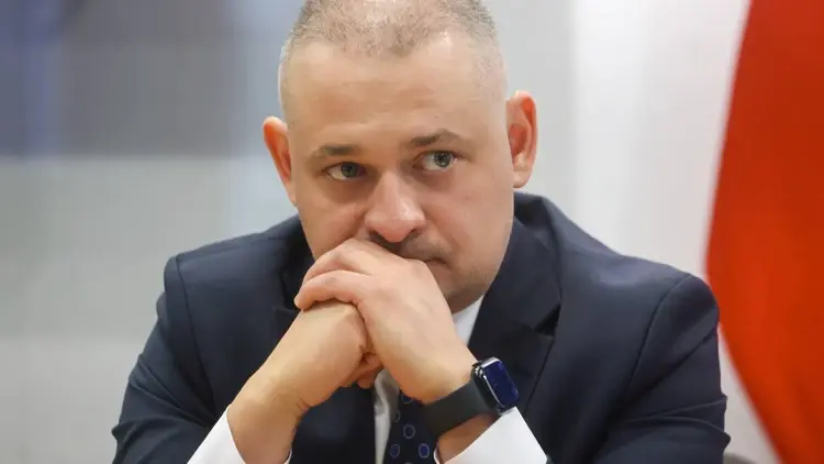 Wojciech Król trzyma dłonie przed sobą