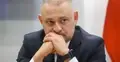 Wojciech Król trzyma dłonie przed sobą