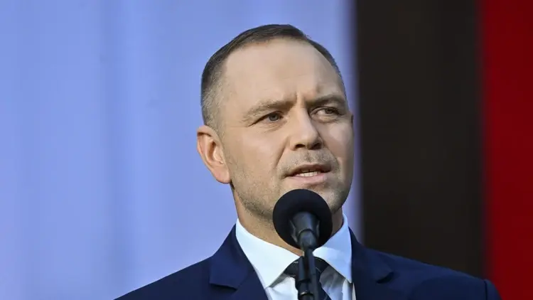 Prezydent RP Karol Nawrocki podczas Apelu Pamięci przed Pomnikiem Poległych w 1920 r.
