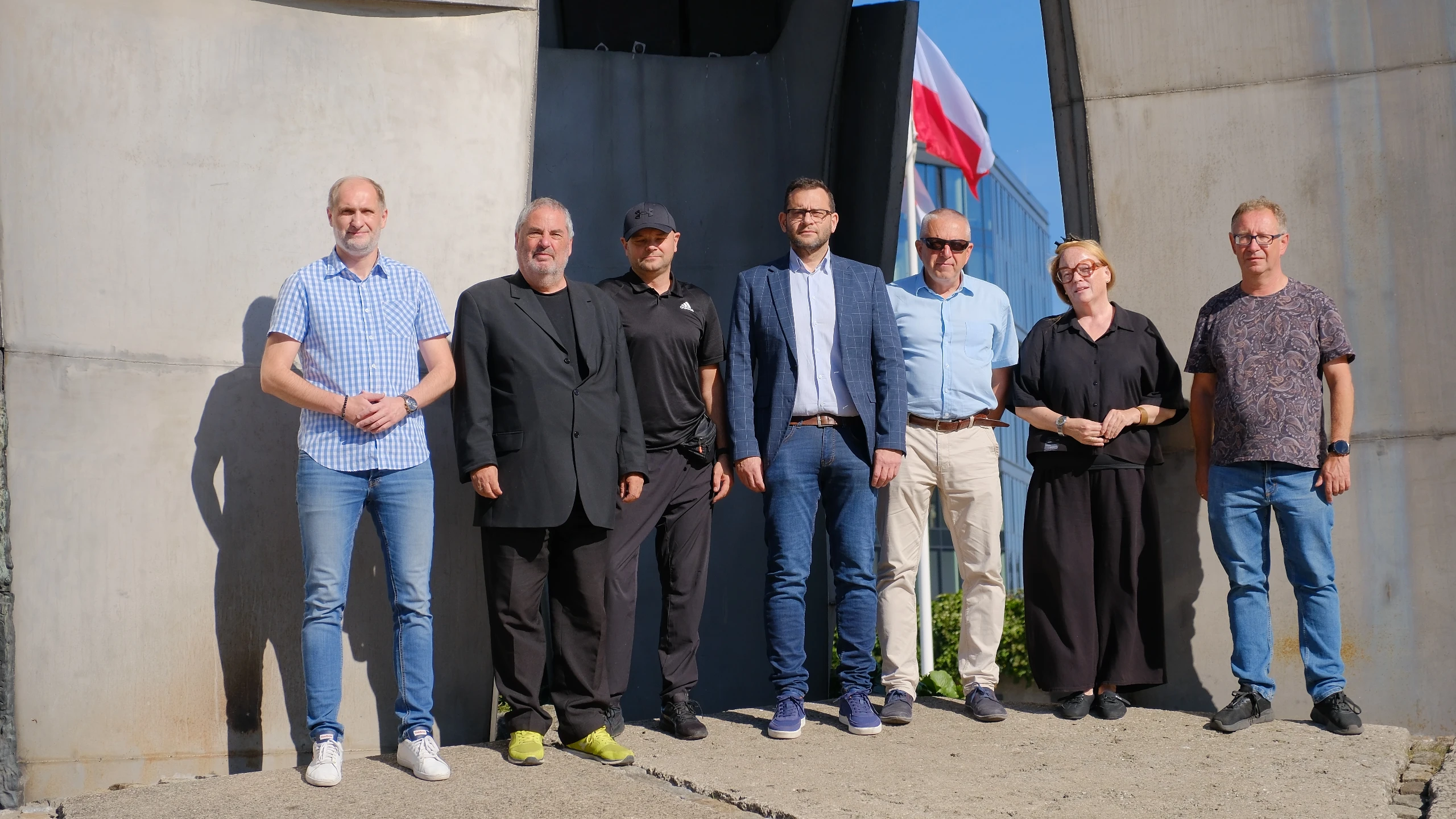 Układanie krzyża z kwiatów pod Pomnikiem Poległych Stoczniowców 14 sierpnia 2026 r.