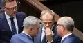 Donald Tusk rozmawia z Włodzimierzem Czarzastym, Krzysztofem Gawkowskim w Sejmie. W tle Szymon Hołownia