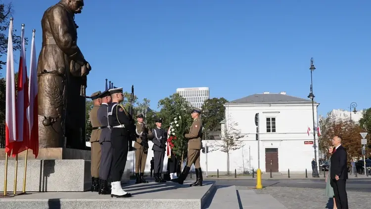 Złożenie kwiatów pod pomnikiem Józefa Piłsudskiego