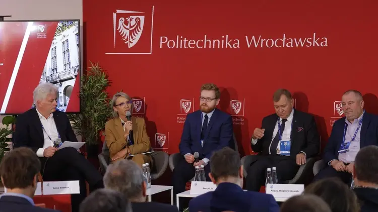 dyskutanci na panelu dyskusyjnym
