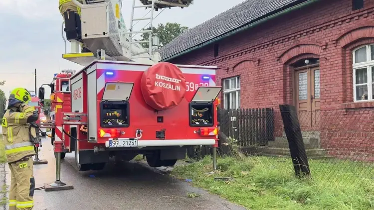 Strażacy w miejscu zniszczeń w wyniku nawałnicy która przeszła w powiecie gliwickim