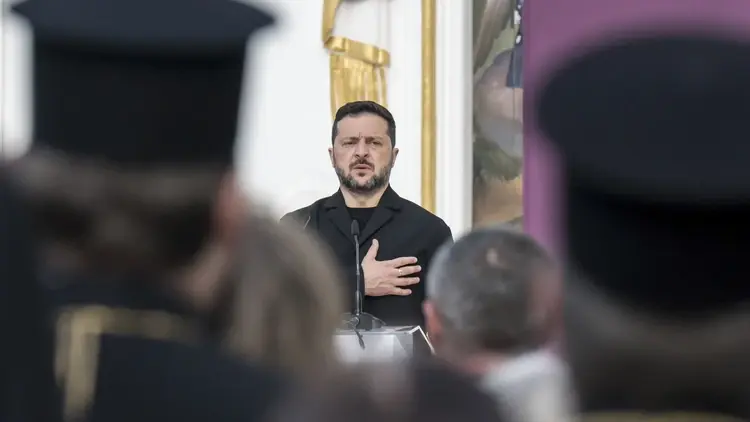 Wołodymyr Zełenski trzyma rękę na piersi