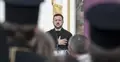 Wołodymyr Zełenski trzyma rękę na piersi