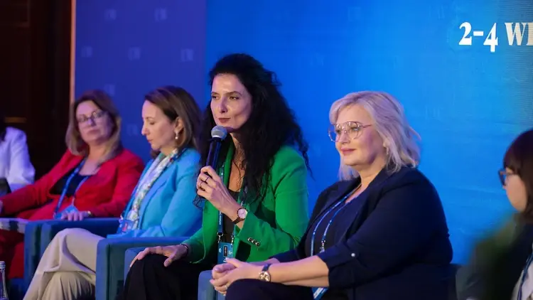 kobiety debatujące na panelu dyskusyjnym