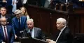 Jarosław Kaczyński przemawia w Sejmie, w tle posłowie