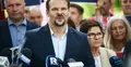 Michał Drewnicki na konferencji prasowej. W tle działacze PiS