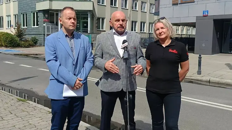 Alfred Bujara ze związkowcami z handlowej przed siedzibą PIP