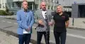 Alfred Bujara ze związkowcami z handlowej przed siedzibą PIP
