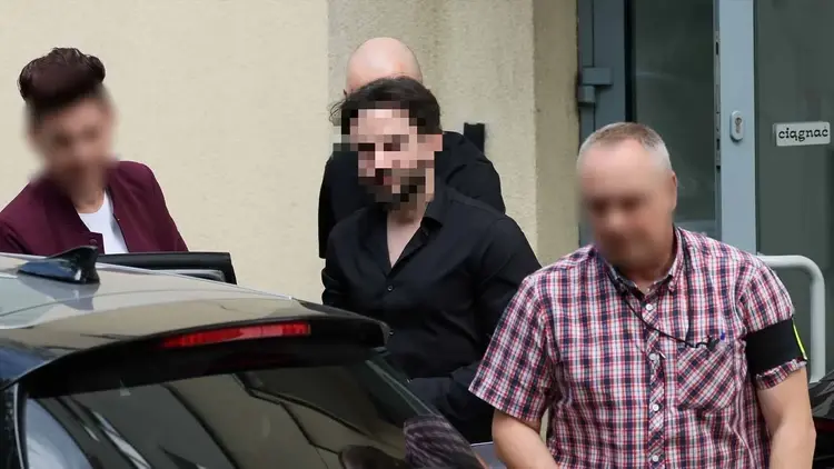 Youtuber Stuart K.-B., znany jako Stuu wyprowadzany z Prokuratury Okręgowej w Warszawie