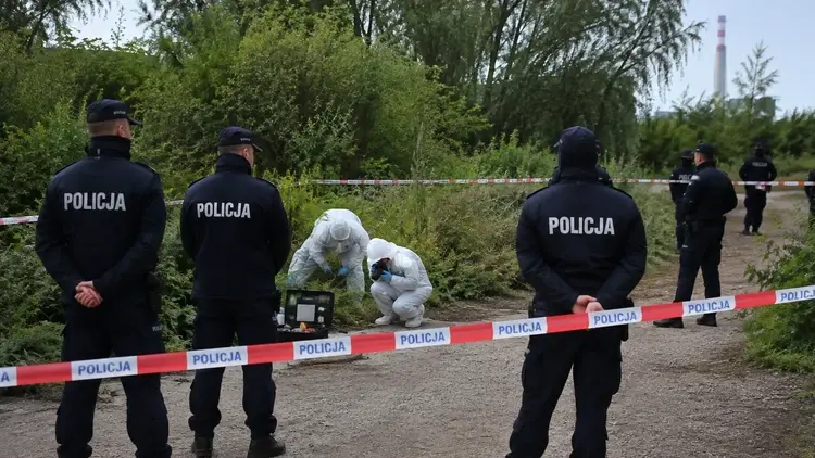 Funkcjonariusze policji zabezpieczający ślady - grafika poglądowa