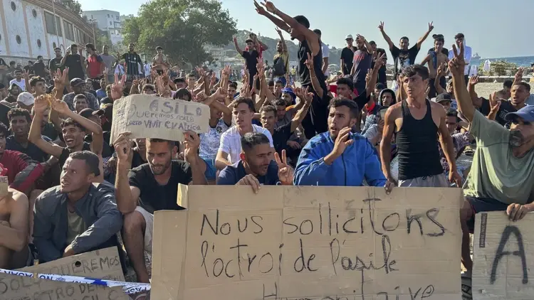 Migranci w Ceuce domagający się azylu w Hiszpanii