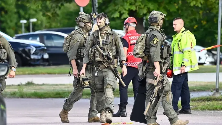 Służby w miejscu ataku nożownika