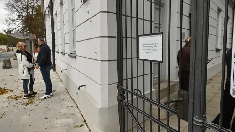 Skutki wichur w Warszawie. Jeden z parków nadal zamknięty