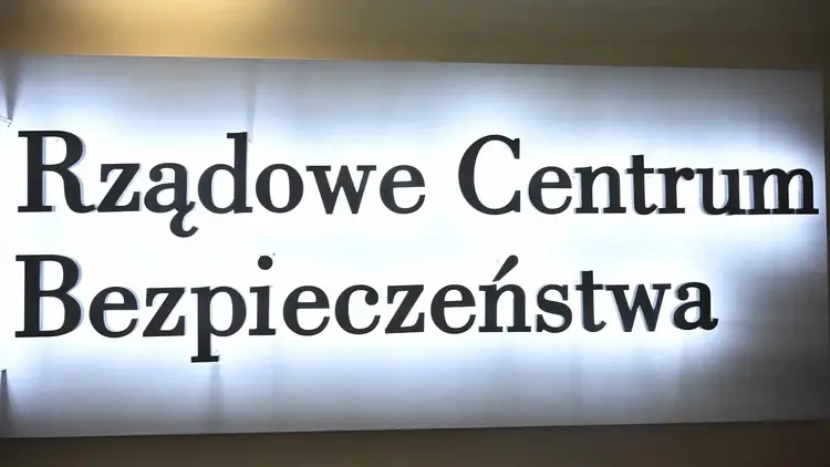 Podświetlony napis w Rządowym Centrum Bezpieczeństwa w Warszawie