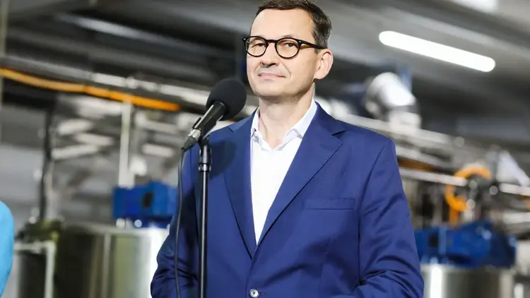 Mateusz Morawiecki przemawia do mikrofonu