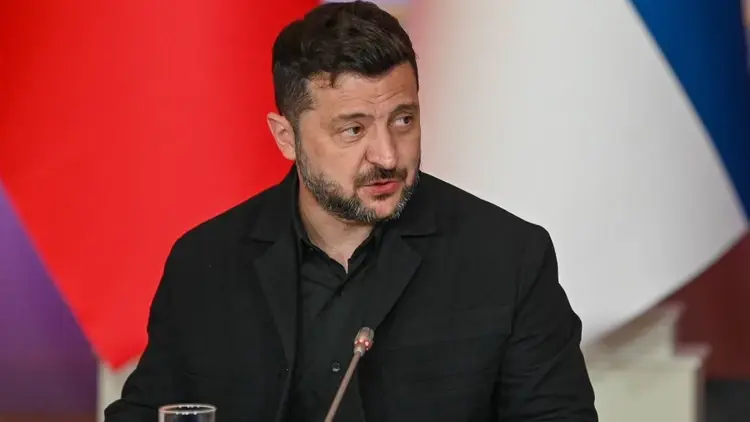 Wołodymyr Zełenski przemawia do mikrofonu