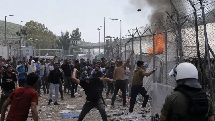 Zamieszki w obozie dla migrantów - zdjęcie wygenerowane przez AI